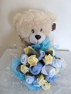 15 cm ayicik ve 12 adet yapay g�l demeti
