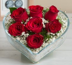 Kalp i�erisinde 7 adet k�rm�z� g�l  Ankara Eryaman yurti�i ve yurtd��� �i�ek sipari�i 