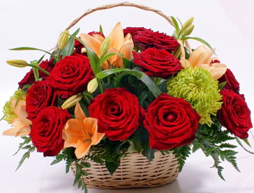 Sepette 5 adet k�rm�z� g�l ve k�r �i�ekleri  Ankara Eryaman yurti�i ve yurtd��� �i�ek sipari�i  