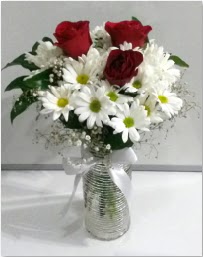 cam vazoda 3 adet k�rm�z� g�l ve papatyalar  Eryaman �i�ek�i  �i�ek , �i�ek�i , �i�ek�ilik 