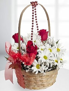 Sepet i�erisinde 5 k�rm�z� g�l ve krizantem  Eryaman �i�ek�i  �i�ek , �i�ek�i , �i�ek�ilik 