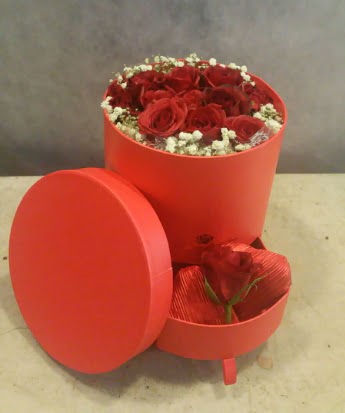 �ekmeceli kutu i�erisinde �ikolata ve g�ller  Eryaman �i�ek g�nderme sitemiz g�venlidir 