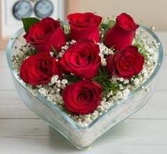 Kalp i�erisinde 7 adet k�rm�z� g�l  Ankara Eryaman yurti�i ve yurtd��� �i�ek sipari�i 