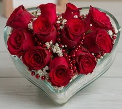 Kalp i�erisinde 7 adet k�rm�z� g�l  Eryaman �i�ek g�venli kaliteli h�zl� �i�ek 