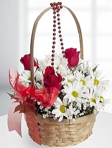 Sepet i�erisinde 5 k�rm�z� g�l ve krizantem  Eryaman �i�ek�i  �i�ek , �i�ek�i , �i�ek�ilik 