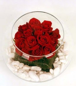 Cam fanusta 11 adet k�rm�z� g�l  Eryamandaki �i�ek�iler kaliteli taze ve ucuz �i�ekler 
