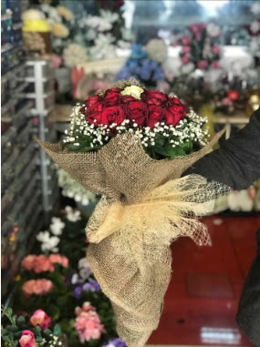 12 adet k�rm�z� 1 adet beyaz g�l buketi  Eryaman �i�ek g�nderme online �i�ek�i 
